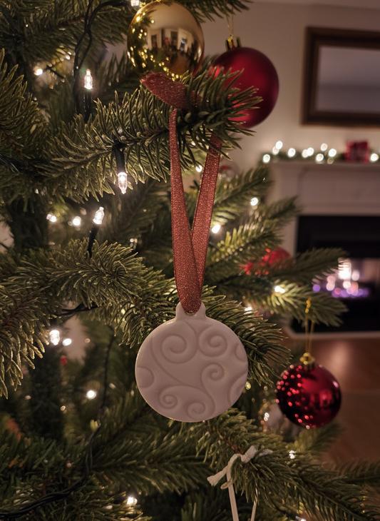 Les Suspensions de Noël en Porcelaine : La Boule de Noël Spirale